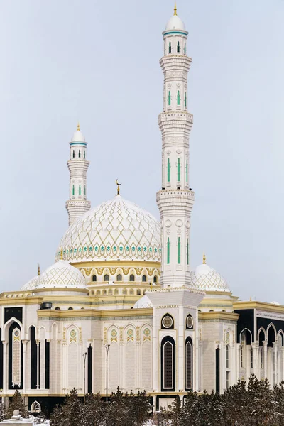 Ny moské i huvudstaden i Kazakstan. Moskén Hazrat Sultan i Astana. — Stockfoto