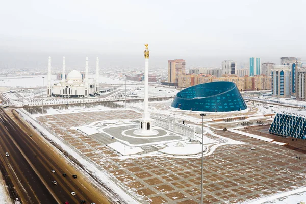 Dan yukarıda yaratıcılık Palace, bağımsızlık Sarayı ve anıt Astana, Kazakistan'ın bağımsızlık Meydanı görüntüleyin