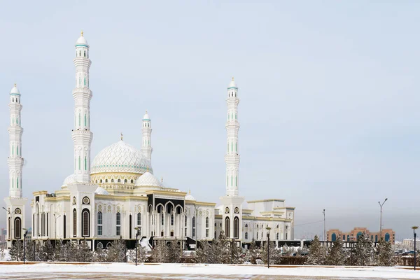 Új mecset Kazahsztán fővárosában. A mecset Hazrat szultán Astana. — Stock Fotó