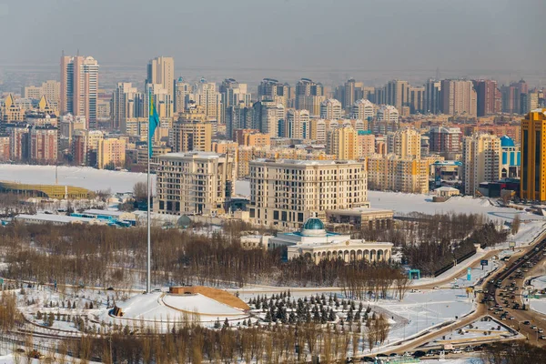 Astana, Kazajstán - febrero, 2017 - Área de símbolos estatales con bandera de República y Palacio de Saltanat Sarayy —  Fotos de Stock