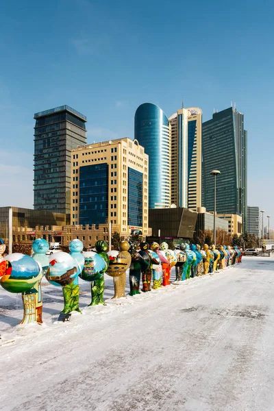 Astana, Kazachstán - únor 2017 - Expo muži, symbolizující země účastníků Expo 2017 a obchodní centrum — Stock fotografie