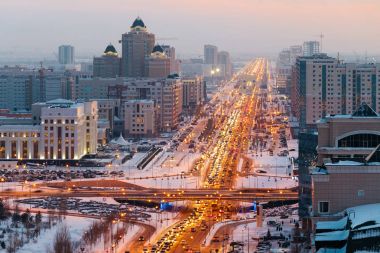 Astana, Kazakistan'ın ufuk gider büyük bir cadde üzerinde yukarıdan görüntülemek.