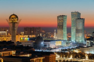 Astana, Kazakistan'ın bir kış günbatımı günün akşamı Baiterek anıt ve Kuzey ışıkları karmaşık Üstten Görünüm.