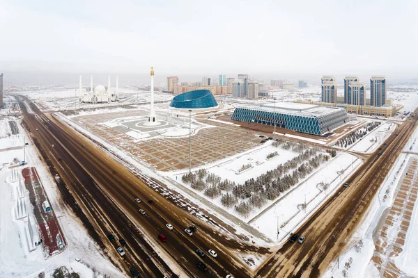 Вид сверху на площадь Независимости с Дворца творчества, Дворца Независимости и памятника в Астане, Казахстан — стоковое фото
