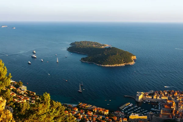 Srdj dağın tepesinden Lokrum Adası Dobruca, Hırvatistan için görüntüleyin.