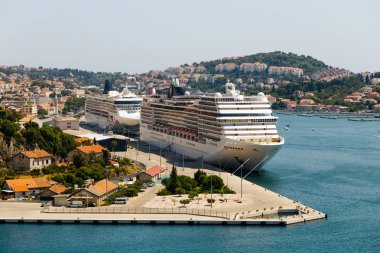 Dubrovnik, Hırvatistan uluslararası liman Gruz Bay wo büyük gömlekleri stand