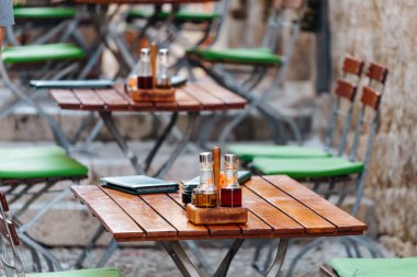 Ahşap sandalye ve masa menü, tuz ve yağ bir Avrupa sokak kafe ya da Restoran