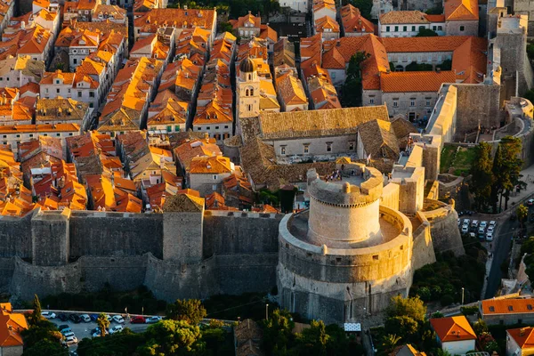 Vista desde la cima de la montaña de Srdj a la Torre Minceta en el casco antiguo de la ciudad en Dubrovnik, Croacia — Foto de Stock