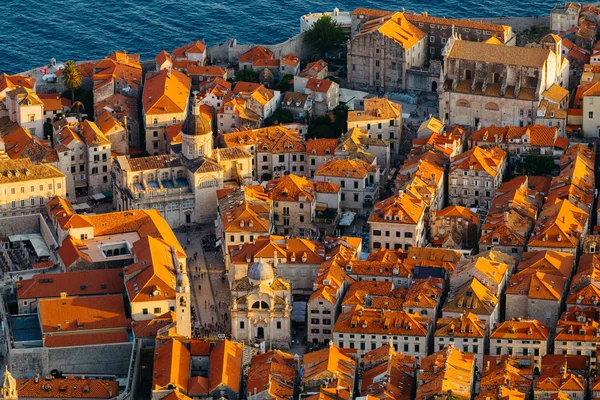 Vista desde arriba en teja roja en los tejados de las casas y la Catedral de la Asunción en el casco antiguo de Dubrovnik, Croacia — Foto de Stock