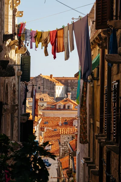 Dar bir Avrupa sokakta bir ip üzerinde renkli keten kurutulmuş