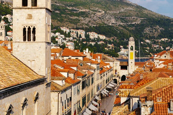 Torre del Monasterio Franciscano o Iglesia de la Hermandad Menor en la calle Stradun en Dubrovnik, Croacia — Foto de Stock