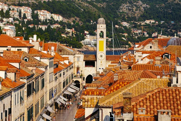 Campanario y calle Stradun en Dubrovnik, Croacia — Foto de Stock