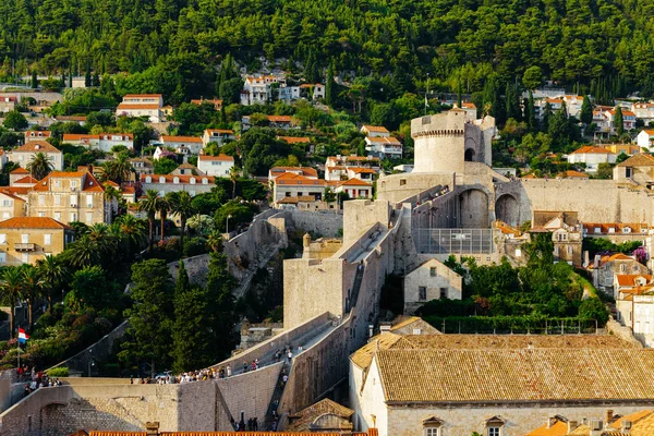 Muralla protectora y torre Minceta en Dubrovnik, Croacia — Foto de Stock