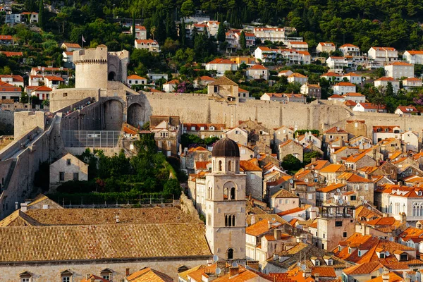 Muralla protectora de la ciudad, torre Minceta y monasterio y museo franciscano en Dubrovnik, Croacia — Foto de Stock