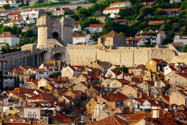 Muralla protectora de la ciudad, torre Minceta y casas con azulejos rojos en Dubrovnik, Croacia . — Foto de Stock