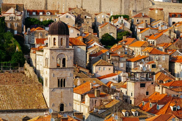 Monasterio y Museo Franciscano en el fondo de los tejados con azulejos en Dubrovnik, Croacia — Foto de Stock