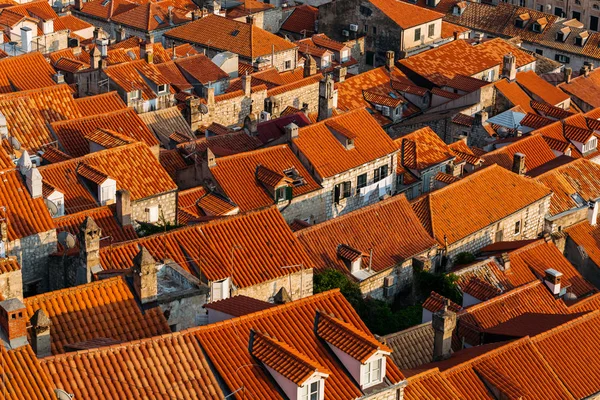 Dubrovnik, Hırvatistan'daki Avrupa evlerin kırmızı kiremit ile çatı Üstten Görünüm.