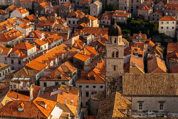 Monasterio y museo franciscano en el fondo de casas con en Dubrovnik, Croacia . — Foto de Stock