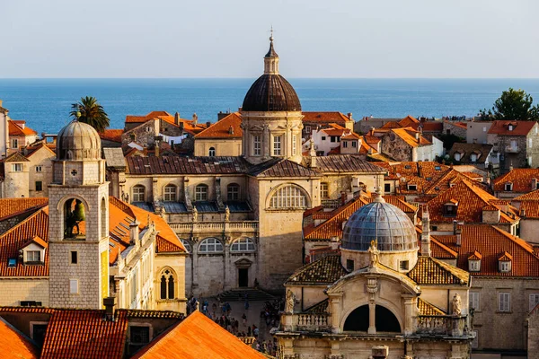 Catedral de la Asunción, Iglesia de San Blas y Campanario en la parte antigua de Dubrovnik, Croacia — Foto de Stock