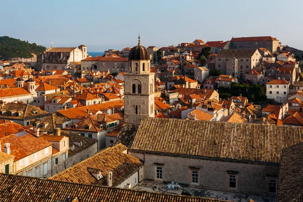Monasterio y museo franciscano en el fondo de casas con en Dubrovnik, Croacia — Foto de Stock