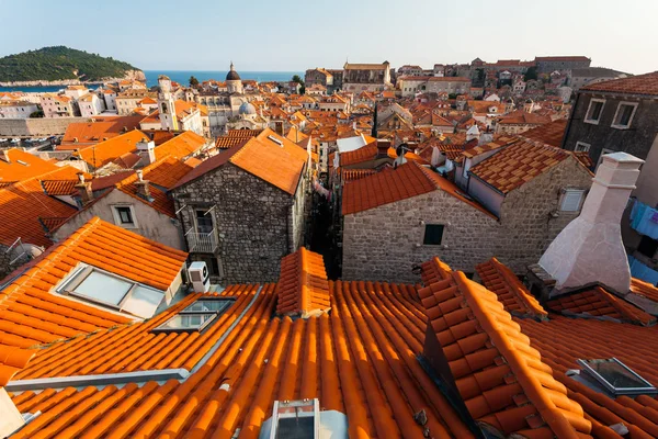Vista desde el techo a toda la parte antigua de la ciudad a Dubrovnik, Croacia . — Foto de Stock
