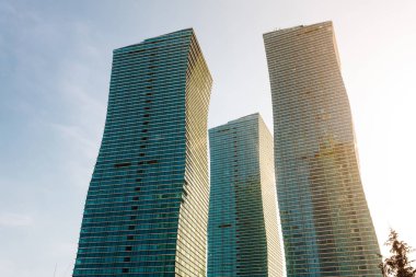 Astana, Kazakistan'ın sıcak güneşin konut karmaşık Kuzey ışıkları