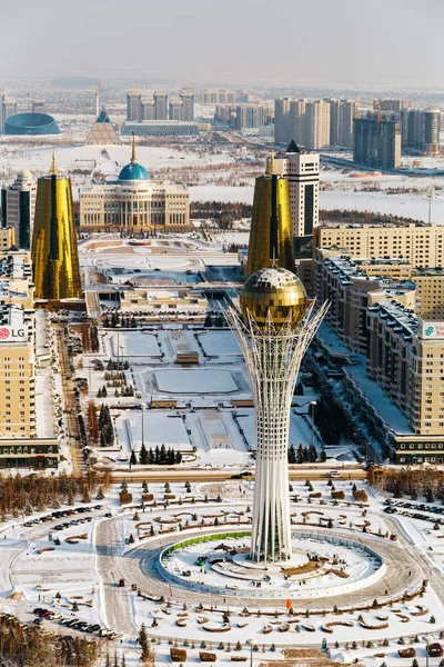 Top vista de residência Ak Orda, Casa dos Ministérios e Nur-Jol Boulevard com Baiterek Monumento em Astana, Cazaquistão — Fotografia de Stock