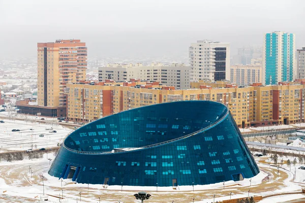 Вид сверху на Дворец творчества "Шабыт" на площади Независимости в Астане, Казахстан — стоковое фото