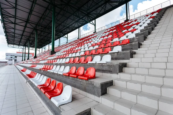 Leere Plätze auf den Tribünen der Rennstrecke — Stockfoto