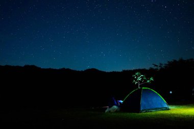 gökyüzü yere 1 çadır.