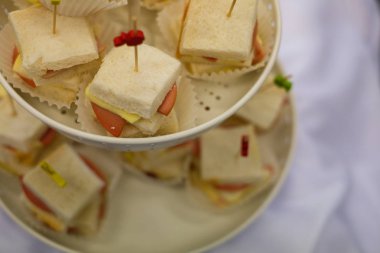 Mini sandviç beyaz masada 2 raf kürdan ile kapatmak.