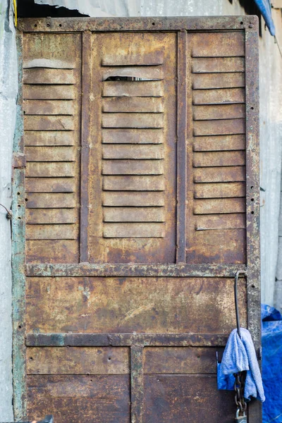 Vecchia porta in acciaio arrugginito — Foto Stock