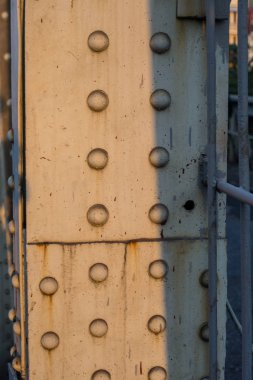 Eski çelik çubukları üzerindeki civatalar