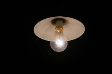 siyah zemin üzerinde izole asılı akkor ampuller