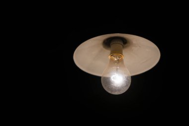 siyah zemin üzerinde izole asılı akkor ampuller