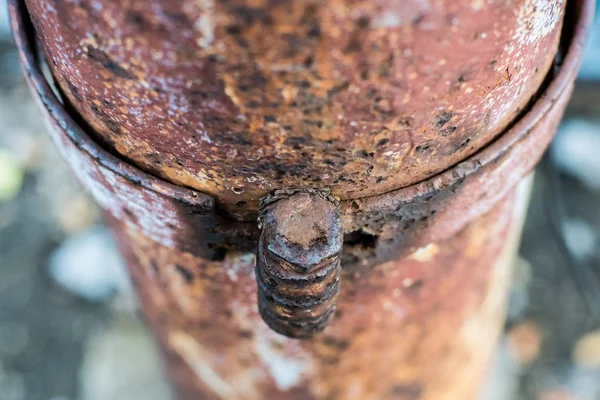 Os parafusos na antiga coluna de aço rústico — Fotografia de Stock