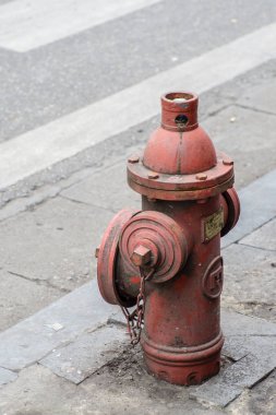 kaldırımda kırmızı yangın hortumu