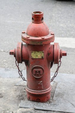 kaldırımda kırmızı yangın hortumu