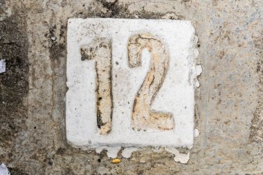 Beton kaldırımda 12 basamak