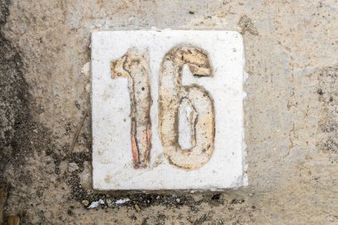 Beton kaldırımda 16 basamak