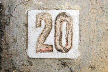 Beton kaldırımda 20 basamak