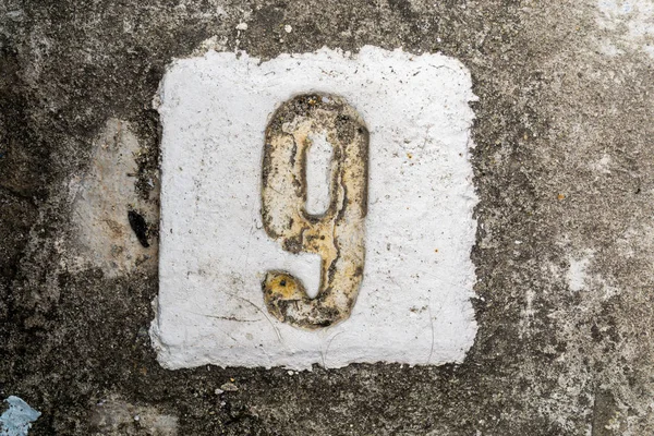 Les chiffres avec du béton sur le trottoir 9 Photos De Stock Libres De Droits