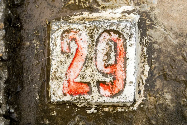 Le cifre con cemento sul marciapiede 29 — Foto Stock