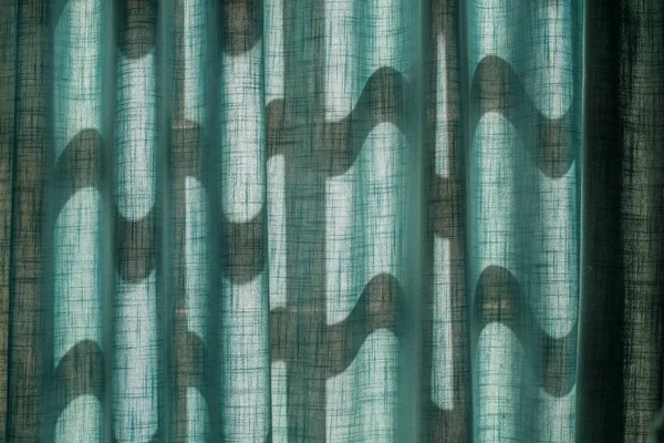 Теплый солнечный свет на синих шторах, текстура, фон — стоковое фото