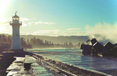 Büyük dalgalar breaking Wollongong liman breakwall ve deniz feneri üzerinde
