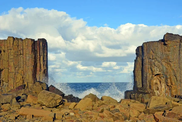 Waves breaking through gap in basalt rock formations on NSW coast — Stock Photo, Image