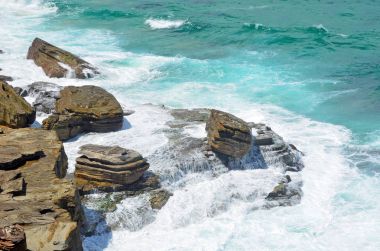 Dalgalar üzerinde kayalık sahil kırma