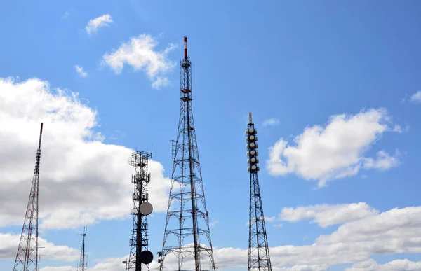 Televisão e torre de transmissão de rádio — Fotografia de Stock