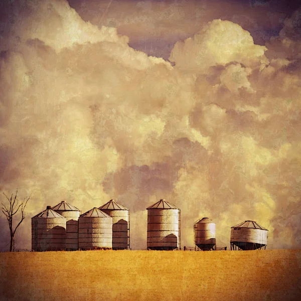 Grunge Vintage Texturé Ferme Silos Champ Blé Avec Ciel Nuageux — Photo