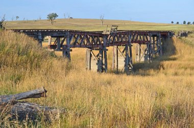 Eski terk edilmiş ahşap demiryolu Köprüsü Cunningar Road, Boorowa, yakın Tarih Merkezi Batı Nsw, Avustralya